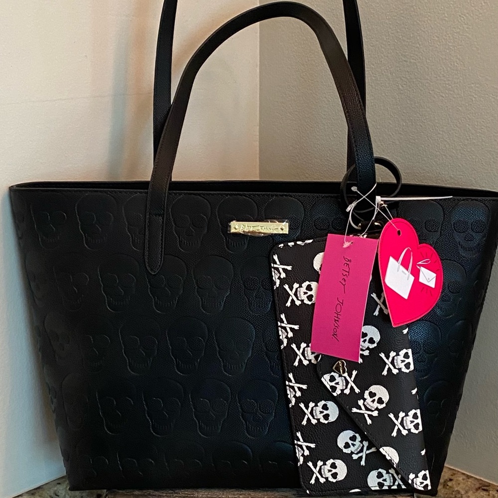 NEW HTF Betsey Johnson black Embossed Skull tote & skull pouch 🖤 👛🖤
